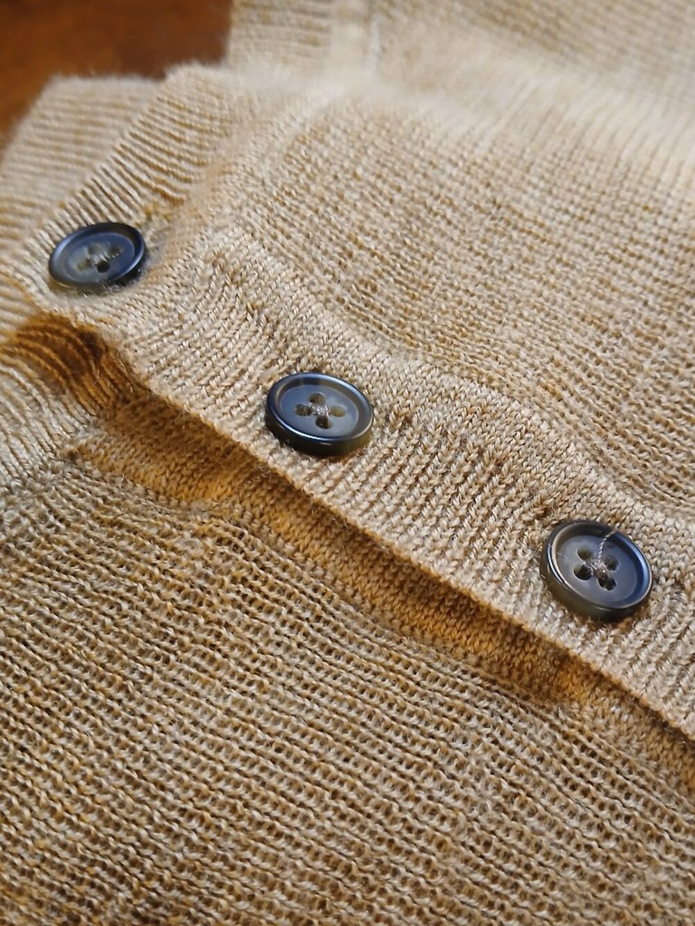 BANANA REPUBLIC 100% Merino Wool V-Neck Camel Sweater - EUC